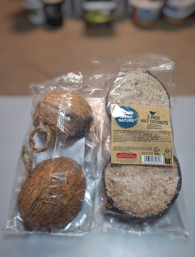 Przejdź do produktu VERSELE LAGA Połówka kokosa z nadzieniem tłuszczowym z nasionami  dla dzikich ptaków 400 g - opakowanie 2 szt.